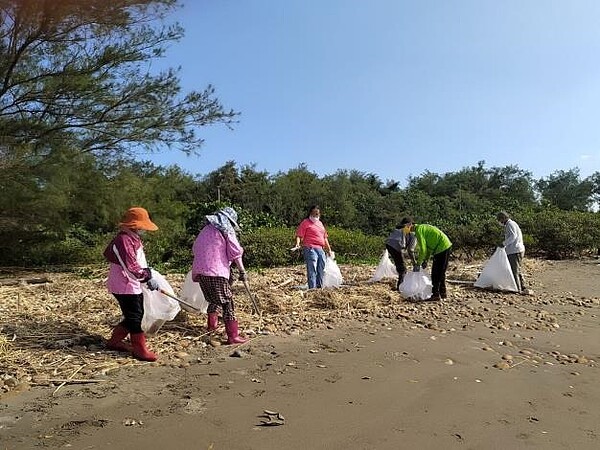 守護新豐海岸、紅樹林，300人響應淨灘。圖／新竹縣環保局提供