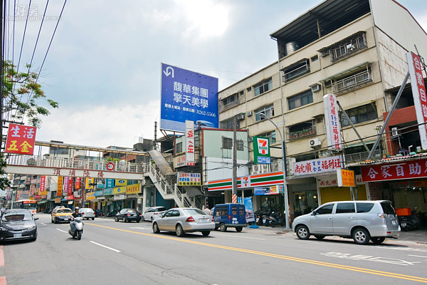 新北市土城區中央路,頂埔,街景,頂埔陸橋,便利商店,五金行,自助餐,便當店,建案廣告,建商廣告看板。(好房News記者 陳韋帆/攝影)