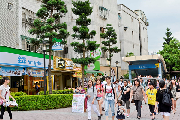 新北市土城區海山路,捷運海山站海山商圈,捷運宅,捷運人潮,全家便利商店,21世紀不動產,格子趣。(好房News記者 陳韋帆/攝影)