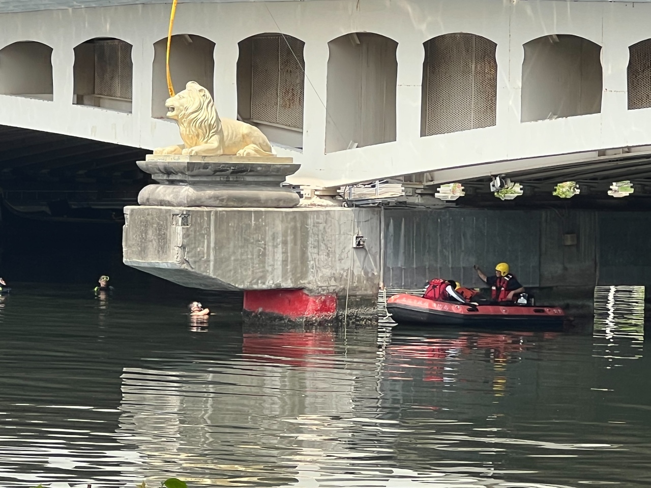 警消接獲通報後，在陳男疑似落水的中正橋附近搜索，目前搜救工作仍在進行。記者張議晨/攝影 