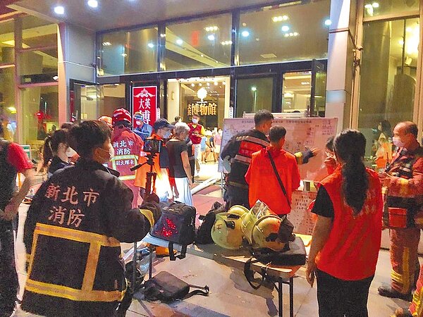 新北市三峽區社區大樓27日凌晨3時許火警,竟是高中生疑因課業壓力與家人爭吵,一時負氣縱火,所幸火勢並未擴大,沒釀成傷亡。(新北市消防局提供/蔡雯如新北傳真)