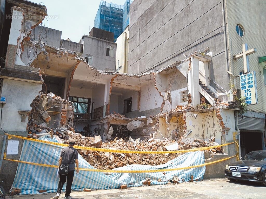 位在台北市松河街的「陳復禮洋樓」具有相當的文資價值,卻在今年5月中旬疫情升溫時遭建商拆除,僅剩房屋殘骸。圖/北市文化局提供;游念育台北傳真