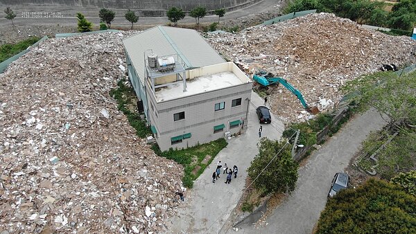 吳姓男子涉嫌違法堆置大量建築廢材,估計達二萬立方公尺,清除費用高達1.47億元。記者陳宏睿/翻攝