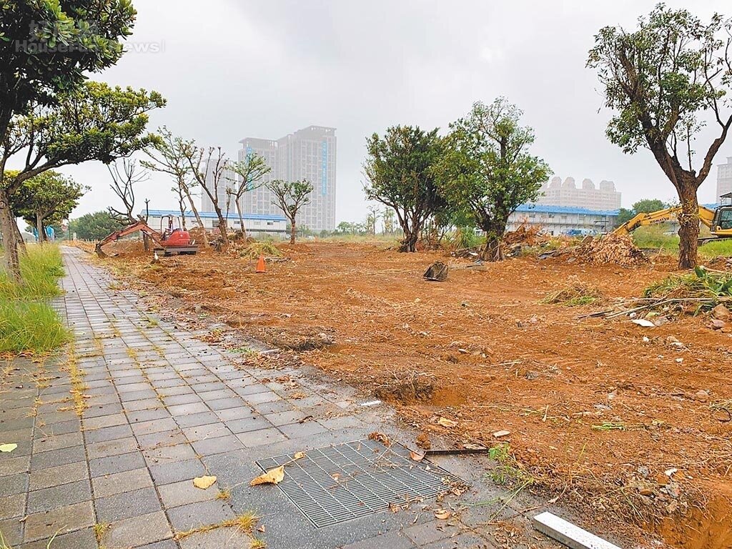 淡海國小去年起工程經歷統包商違法、流標等難題，致使工程延宕8個月，經法制局協調成功，工務局表示，淡海國小確定於今年10月上旬按原圖復工，預計2023年第一階段就可完工。圖／摘自臉書淡海國小正式啟航；戴上容新北傳真