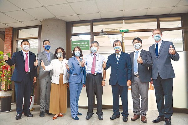 教育部全國首座「雙語教育區域資源中心」27日在國立中山大學揭牌,中山大學與文藻外語大學攜手整合國際資源與組織,協助區域內一般大學與技職大學、中小學提升英語授課水準。(國立中山大學提供/袁庭堯高雄傳真)