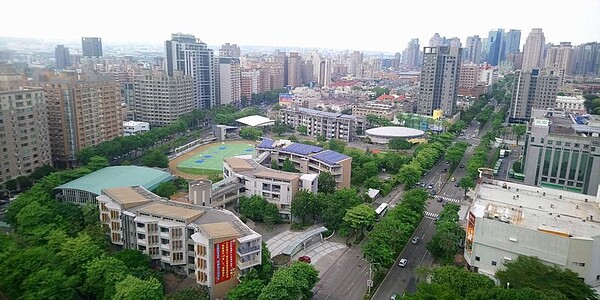 台中七期南側擁有生活感，吸引建商競逐插旗推案。圖／曾麗芳