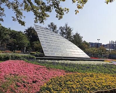 工務局表示,南瀛綠都心公園基地面積約6.4公頃,園區內有一棟一層樓司令台及一棟二層樓景觀平台,於民國95年興建完成至今均未曾整修。圖/翻攝自Google map