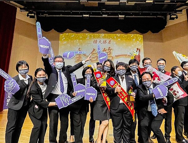 擁有兩間台慶不動產加盟店的陳羿均店東，親眼見證集團投入大量資源，尤其i智慧系統、行動智能經紀人App，都是吸引且留住人才的利器。永慶房產集團提供