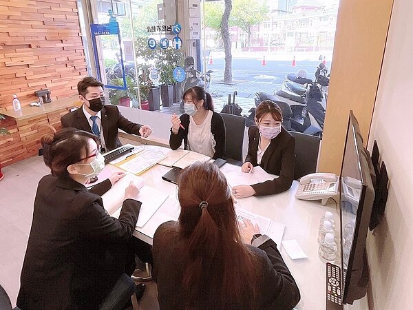 今年7月葉坤晃店東創業成立的台慶不動產高雄華廈南屏加盟店，第一筆成交案件就是靠聯賣達成！永慶房產集團提供




