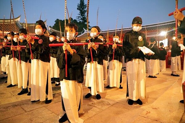 忠義國小表演六佾舞的佾生團隊。圖/台南市政府提供