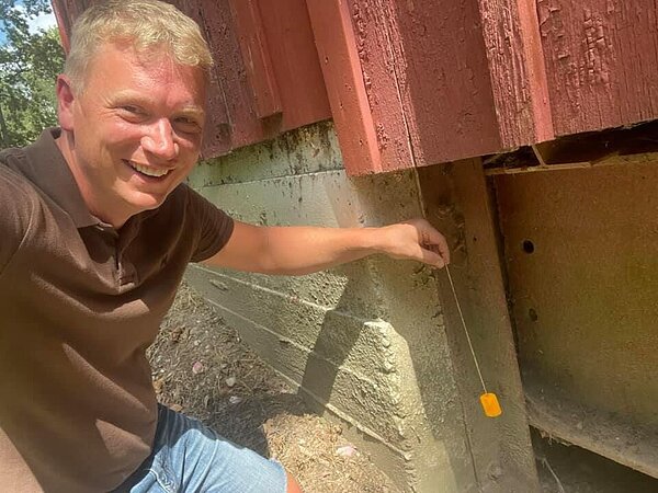 男贏得糖果公司比賽，挖到金項鍊。圖／取自newser