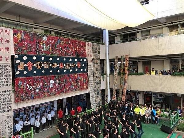 學生表演場景(截自民族國小網站 校長提供)