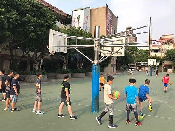 西松國小籃球社(截自西松國小網頁 校長提供)