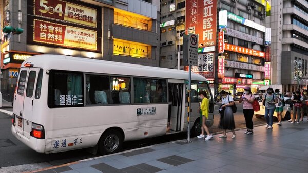 泰山約20多個社區與三洋通運簽約合作社區巴士，並往返泰山與台北車站，不過合約8月底到期。圖／讀者提供