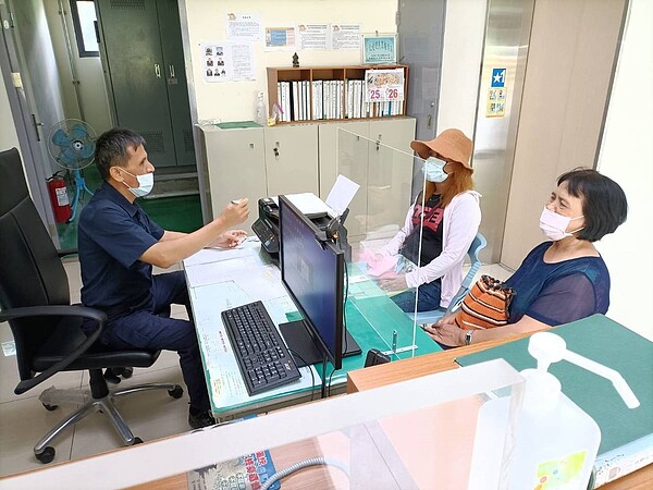 屏東縣獅子鄉地處偏遠沒有郵局,去年三倍券推出,由當地三個派出所獅子分駐所、內獅派出所與草埔派出所協助預購、領購,今年振興五倍券發放,同樣由警方協助,當地居民大多長輩居多,感謝警察暖心協助,兩天居民登記200多份。圖/警方提供