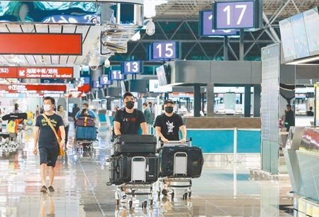 日本自10月1日起,開放接種過BNT、莫德納、AZ疫苗者可減免四天隔離,我國自產的高端疫苗未入列。中央流行疫情指揮中心28日表示,目前有了解到相關情形,會請外交單位與日方溝通,就疫苗護照雙邊認證持續努力。圖為桃園機場出境旅客。(陳麒全攝)