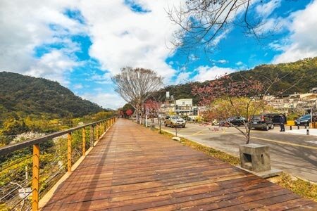 新竹縣橫山鄉內灣120線(右)在近油羅溪路段是向內拓寬4米,不會拆除油羅溪木棧道。(羅浚濱攝)