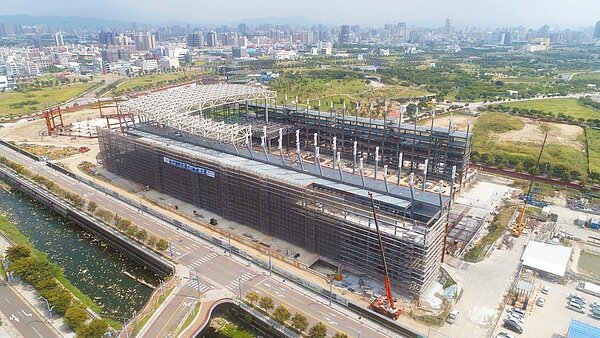 2019年開工的台中國際會展中心,一期工程延宕、二期流標,還要再追加13億預算,引起各界嘩然。(台中市政府提供/陳世宗台中傳真)