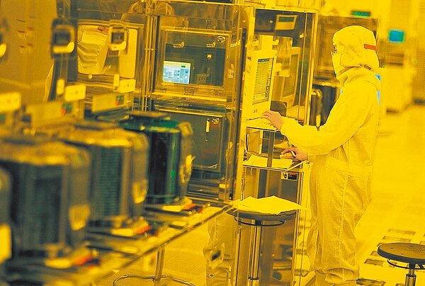 業者人士指出,韓國媒體報導並不精確,美方要求並沒有強制性,且不是針對代工業者,是針對整個汽車供應鏈。圖為台積電12吋晶圓廠房內部生產過程。圖/台積電提供