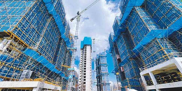 大陸一線城市紛紛升級調控政策讓房市退燒之際,部分三、四線城市卻逆向操作,出手限制房價跌幅,也讓大陸房市出現「限跌令」和「限漲令」並存景況。圖/中新社資料照片