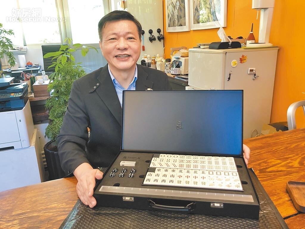 學生將設計獲獎麻將量產,作為教師節禮物。 大同大學工業設計系主任朱柏穎教師節禮物收到一副麻將,他表示,看學生堅持、實現且不忘初衷,最後突破困難、將得獎作品改版並成功量產,相當驚喜又感動。圖/大同大學提供