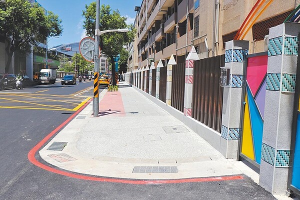 新北市變電箱路霸遷移年底可提前達標,改造後的板橋新埔國中周邊環境,被當地居民稱讚是五星級的。(新北市工務局提供/新北報導)