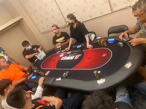 顏姓男子在台北市信義區承租日租套房,涉嫌經營德州撲克賭場,開張兩天就被警方查抄。記者李奕昕/翻攝