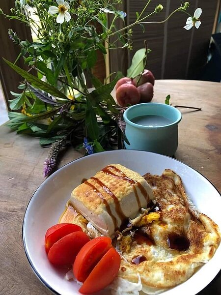 美式早餐很大盤。圖／黃崇賢提供