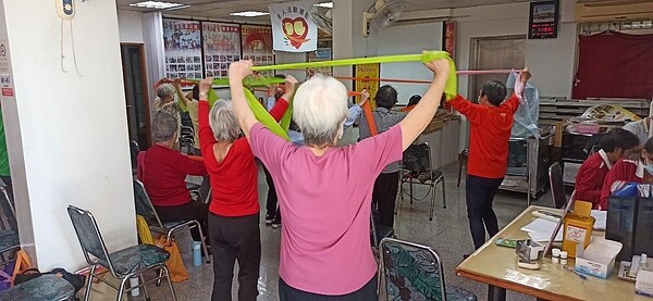 北投區福興里志工帶領長輩運動。圖/截自臉書「蔡柳池」