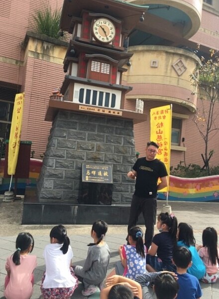 松山國小「松山背包客」參觀慈祐宮。圖/截自松山國小網站 校長提供