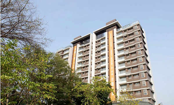 寶鴻建設看好台中東區台鐵高架後的新氣象,推出「景美大廈」。