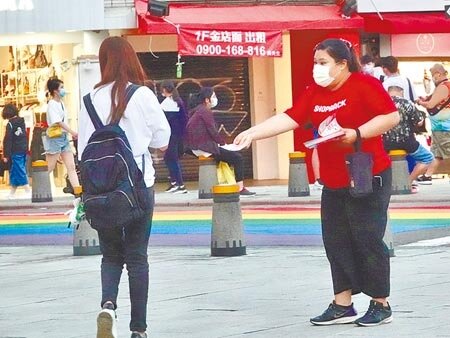 勞動部長許銘春29日在立法院針對基本工資調漲表態支持,也指出各方對調漲基本工資都有共識和期待。(陳信翰攝)