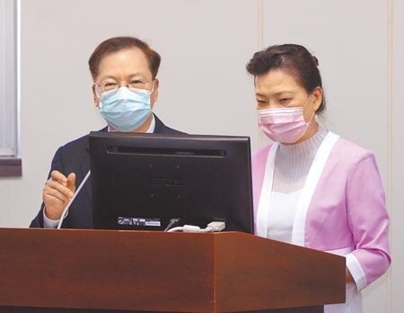 國發會主委龔明鑫(左)罕見表態,表示今年全年經濟成長率可望突破6%,基本工資的調幅可以「高一點」。經濟部長王美花(右)昨天也證實,經濟部已提相關配套措施給勞動部。(王德為攝)