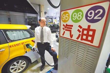 為了協助生意受疫情影響的小黃,中油昨宣布從10月1日起,推出長達半年的「計程車優惠卡」加油優惠升級方案。運將只要持卡到中油體系加油,不需先加值,就可享受汽油每公升2元、柴油1元降價優惠。(本報資料照片)