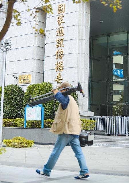 TVBS新聞台去年報導「新店隨機殺人案」遭NCC裁罰20萬元，台北高等行政法院調查發現，NCC諮詢會議程序違法，判決撤銷原處分。圖為1名記者採訪完走過NCC門口。（本報資料照片）