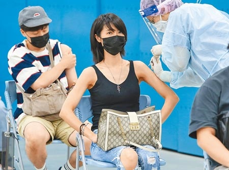 台北市29日長庚注射站，民眾施打第二劑AZ疫苗。（陳俊吉攝）