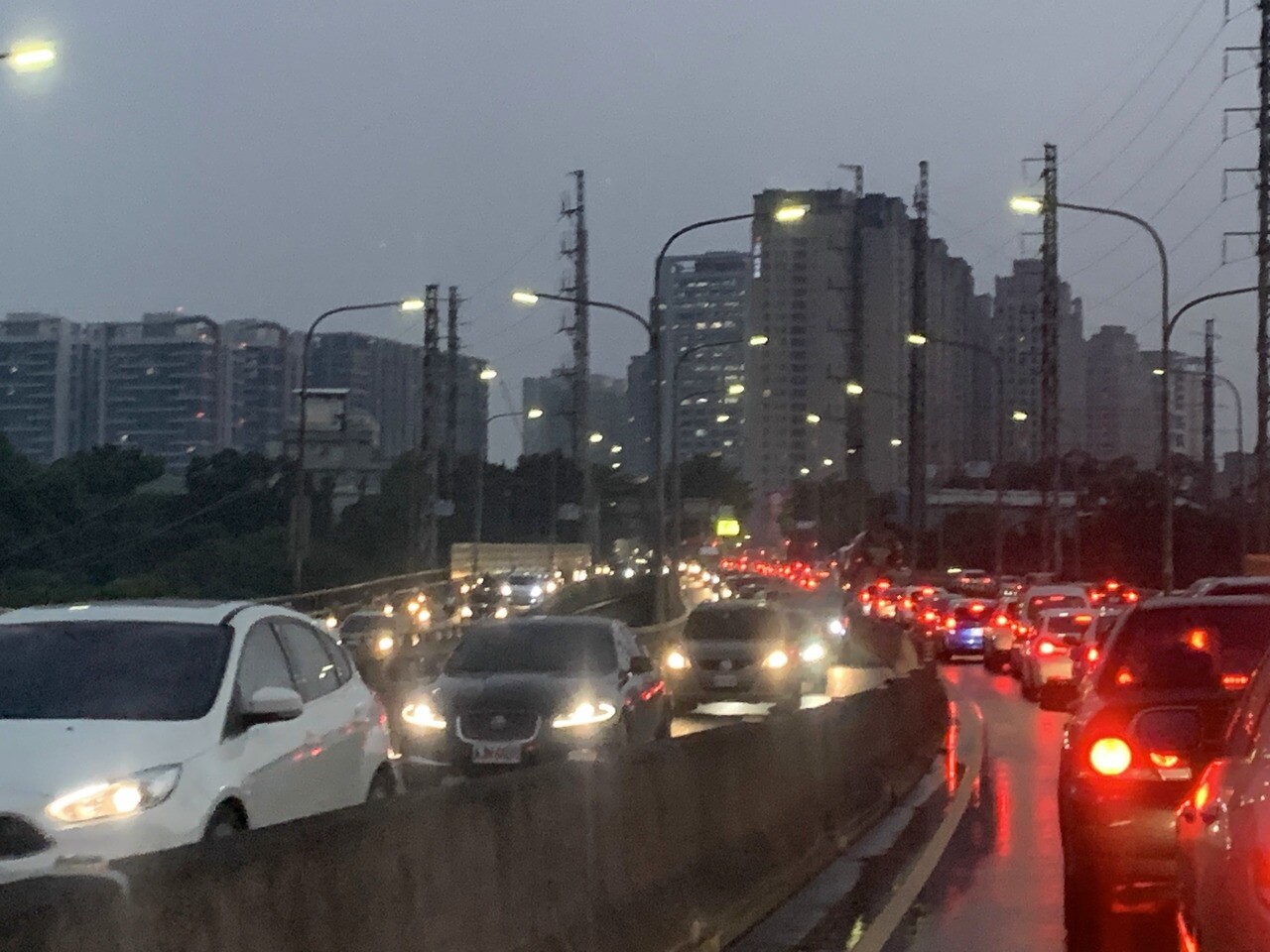 往來竹科園區與竹北的經國大橋,每到尖峰時刻,就會塞爆。記者巫鴻瑋/攝影