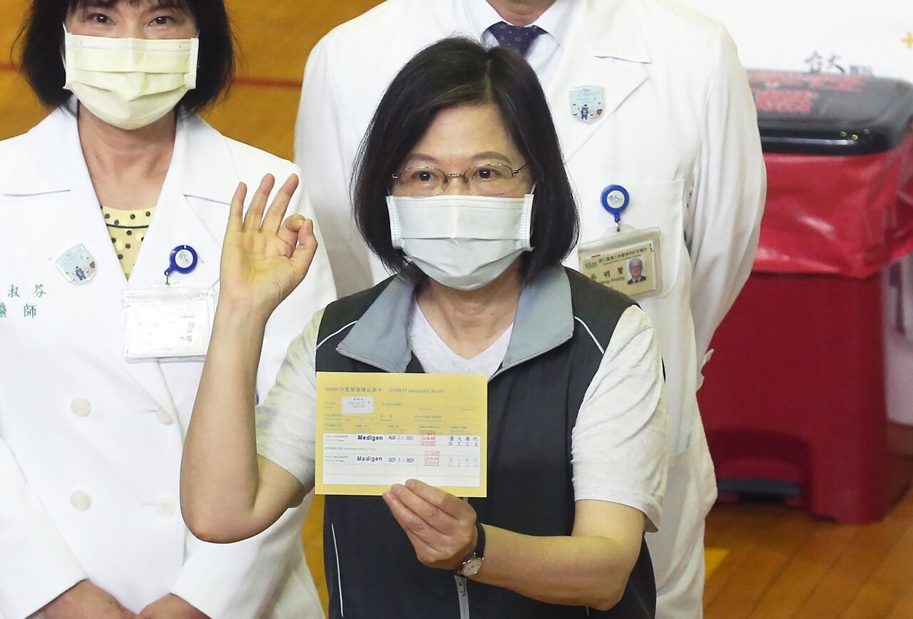 蔡英文總統今天早上接種第二劑高端疫苗,接種完出示黃色疫苗接種卡。記者胡經周/攝影