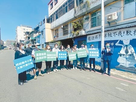 新竹市警光一村配住戶不滿縣府辦理的搬遷作業，29日在多位市議員的陪同下，抗議縣府無視新竹市民居住權益。（陳育賢攝）