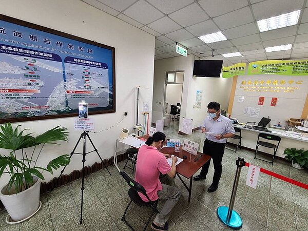 交通部航港局表示,今天起開放民眾就近至轄下的辦公地點臨櫃申辦小船及遊艇註冊變更事項,不再受到註冊地的限制。圖/航港局提供
