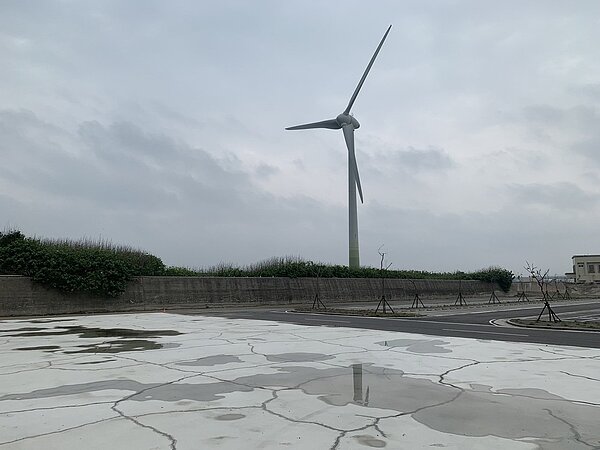 台中市大甲松柏漁港完工年還沒啟用,周遭地板龜裂,硬體有如毛胚屋,被議員批評是台中最新「蚊子館」。圖/李榮鴻提供