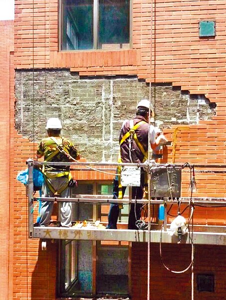 北市議員洪健益發現,北市4年編列1億1200萬預算進行老屋拉皮,卻僅3棟建物完工,經費使用率僅5.2%。(摘自北市建管處官網/張穎齊台北傳真)