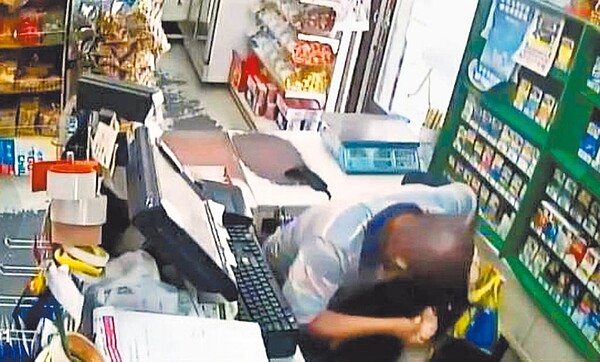 疑因患有精神疾病的楊姓男子,襲擊超商女店員,更挖傷對方雙眼。(翻攝畫面/林和生屏東傳真)