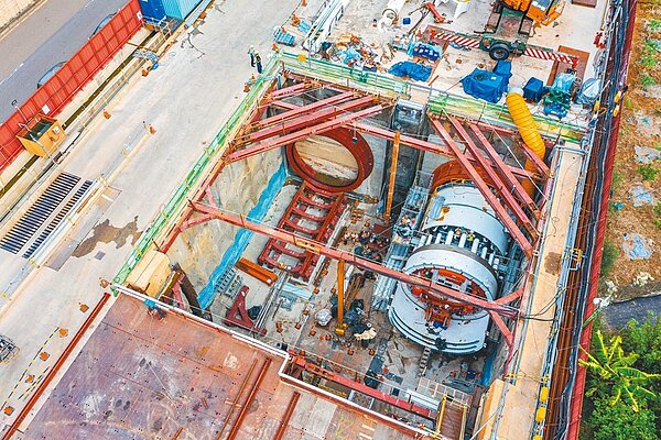 捷運綠線是桃園首座自主興建的捷運,首台潛盾機已透過視訊日本製造商方式,順利完成組裝。圖/捷運局提供