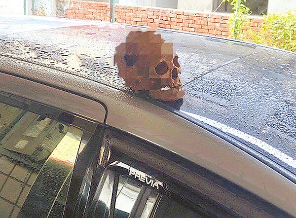 黃姓街友屢遭警驅離，懷疑是鄰居舉發，竟闖公墓盜取骷顱頭骨置於鄰居車頂嚇人，台中地檢署將他起訴。圖／陳淑芬翻攝
