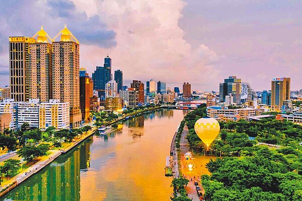 高雄愛河熱氣球體驗,搭配絕佳美景,令人嚮往。圖/高市觀光局提供