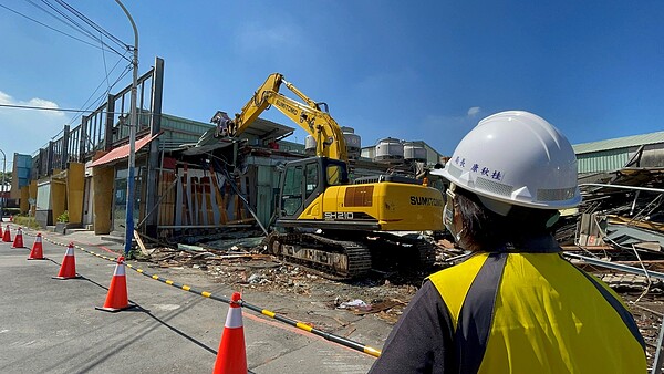 新北地政局長康秋桂日前至塭仔圳重劃第一區視察拆除狀況。圖/新北地政局提供