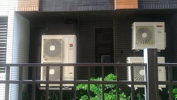 冷氣室外機正對著原PO家房間窗戶。圖／取自律師免費法律諮詢
