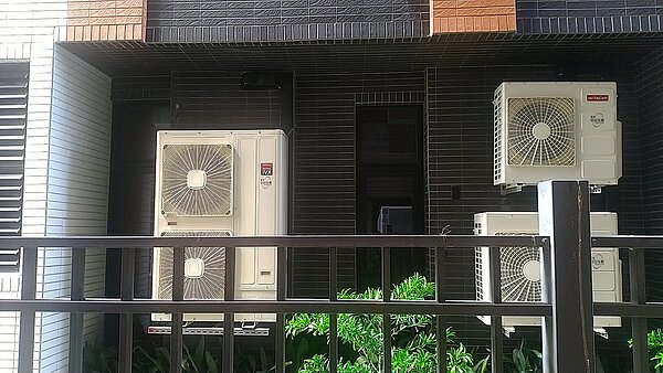 冷氣室外機正對著原PO家房間窗戶。圖/取自律師免費法律諮詢