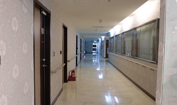 板橋區坐月子中心套房外觀。（圖／法務部行政執行署新北分署提供）
